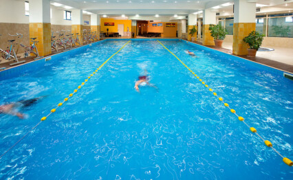 Упражненията на суша трябва да са между 30% и 50% от общата подготовка на плувеца